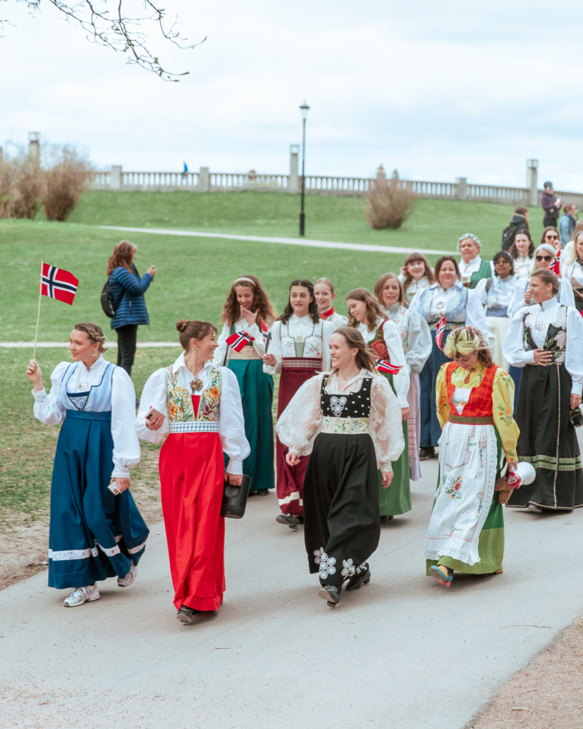 To Fæbrik-medlemmer fotografert på et tog