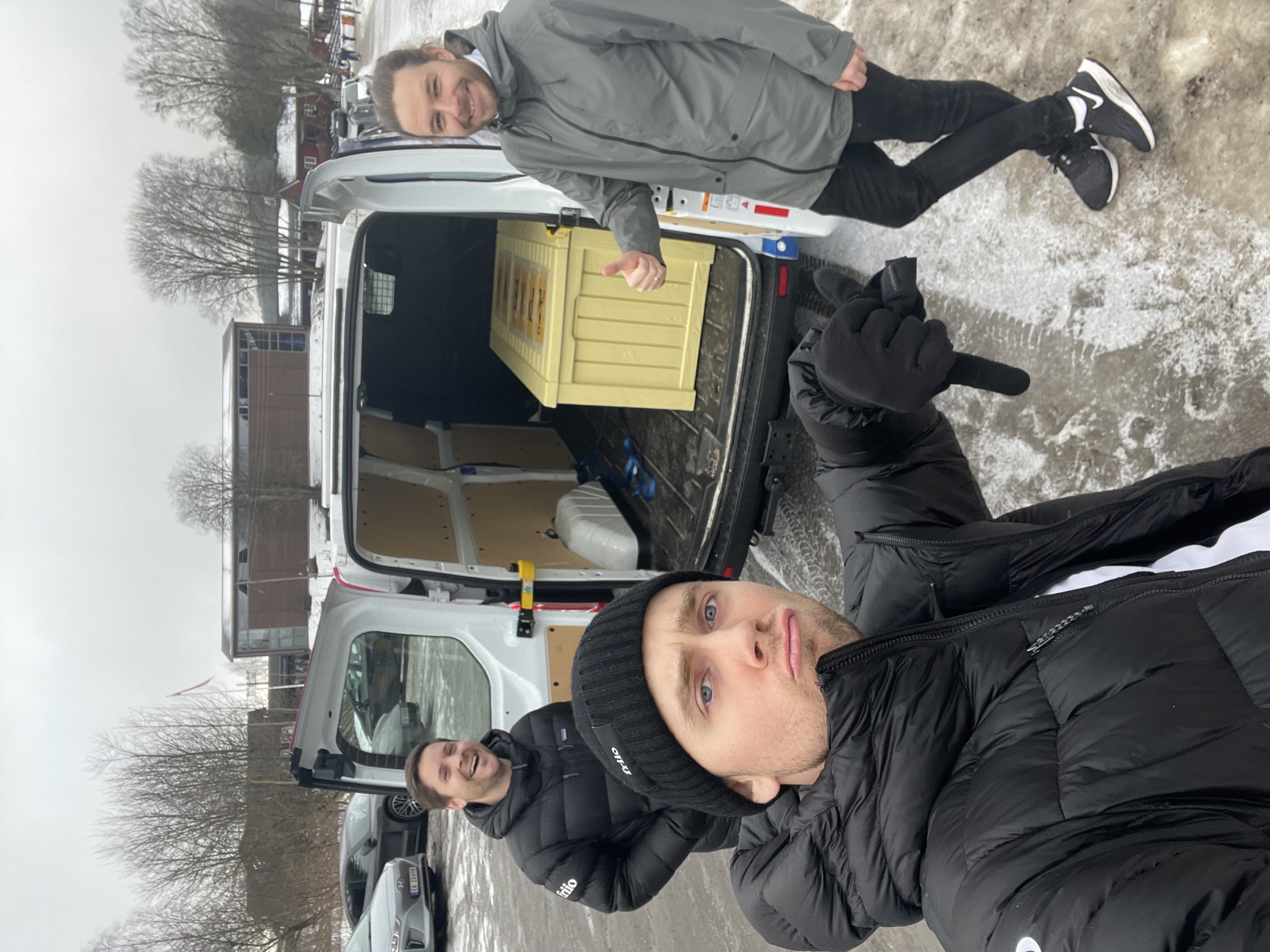 Teamet henter ut et gult Haralt-skap fra varebilen