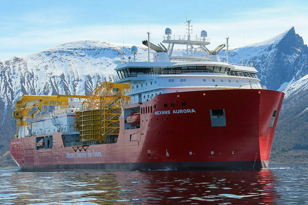 Nexans Aurora kabelfartøy i norsk fjord omgitt av snødekte fjell